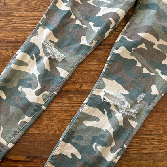 Mother High Waisted Looker Ankle Fray in See Me (Camo) - Picture 9 of 12